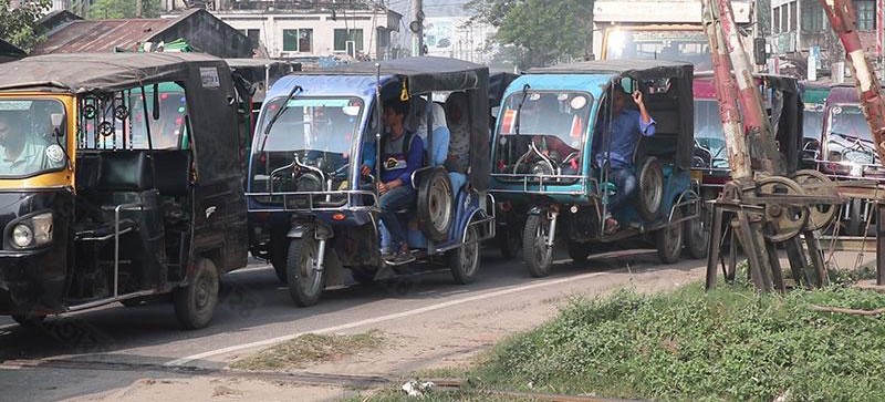 ইজিবাইকের দখলে চুয়াডাঙ্গার সড়ক, দুর্ভোগে শহরবাসী