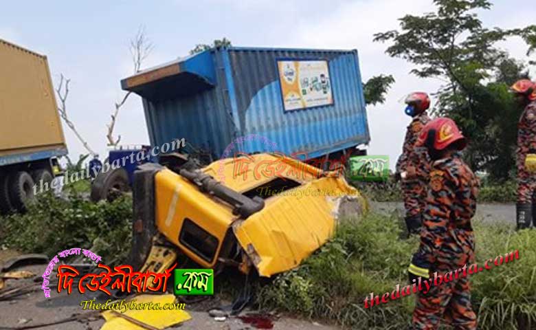 বড়াইগ্রামে দুই ট্রাকের মুখোমুখি সংঘর্ষ, আহত -৩