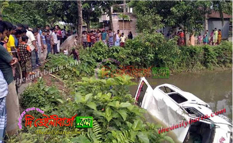 বাগাতিপাড়ায় লাশবাহী অ্যাম্বুলেন্স উল্টে পুকুরে-আহত ৭